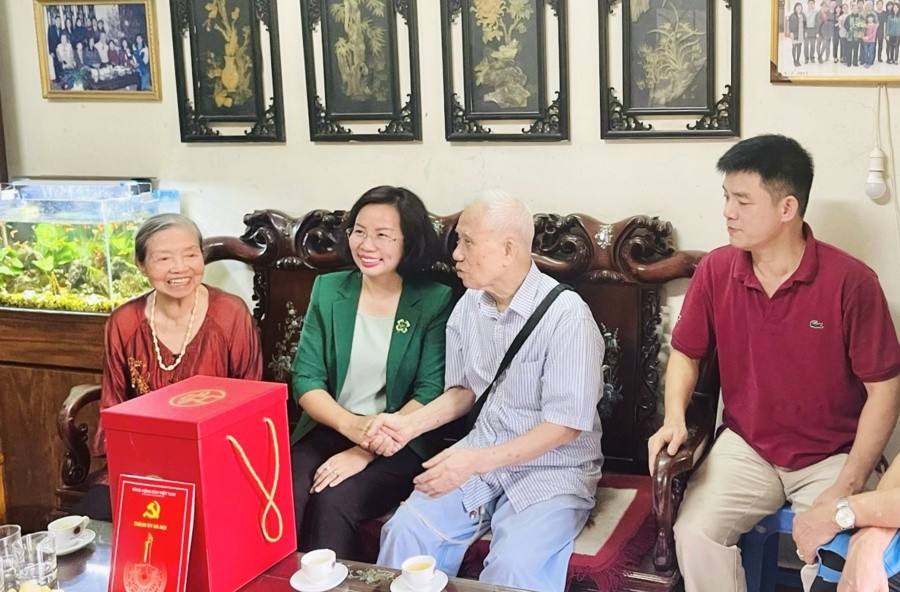 Bí thư Quận ủy Thanh Xuân thăm, tặng quà chiến sĩ Điện Biên