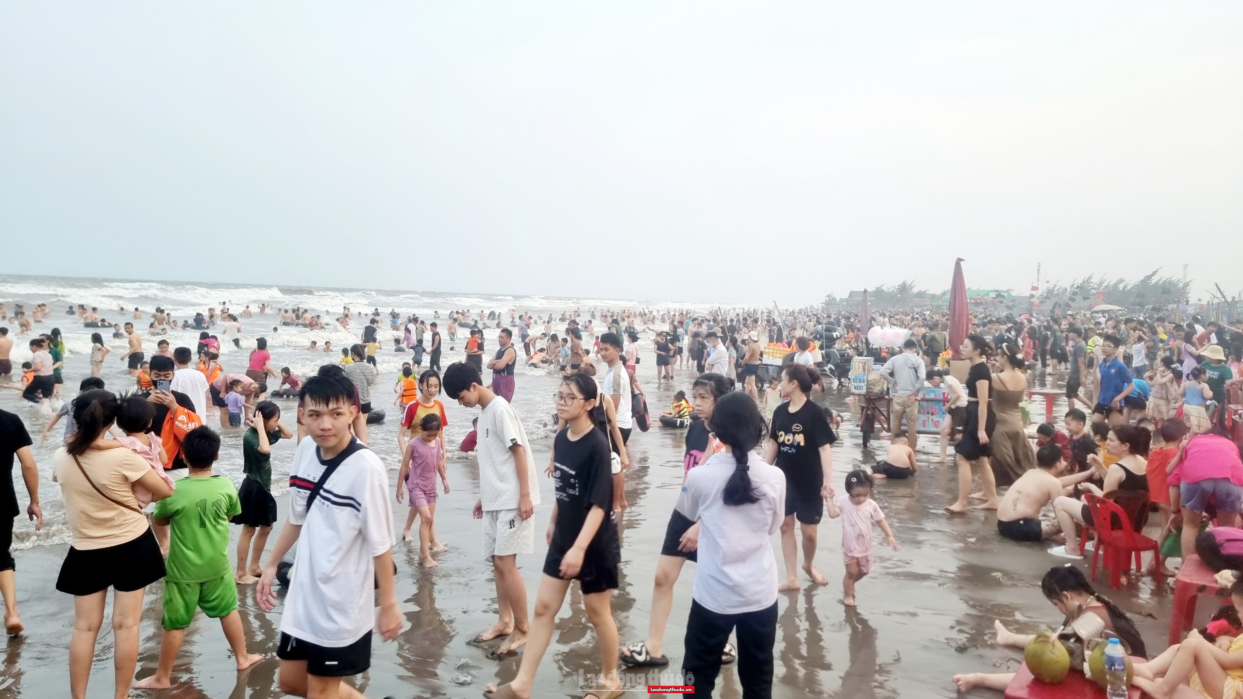 Nam Định: Nắng nóng, người dân đổ xô ra bãi biển “giải nhiệt”