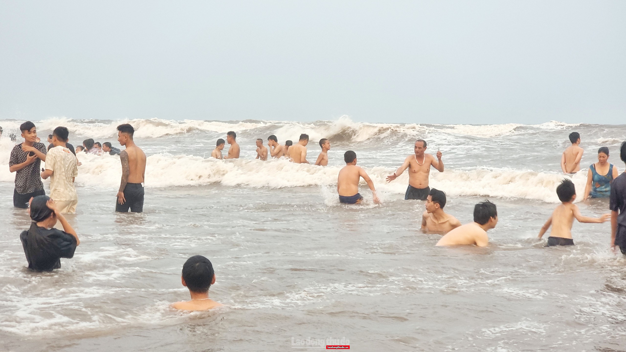 Nam Định: Nắng nóng, người dân đổ xô ra bãi biển “giải nhiệt”