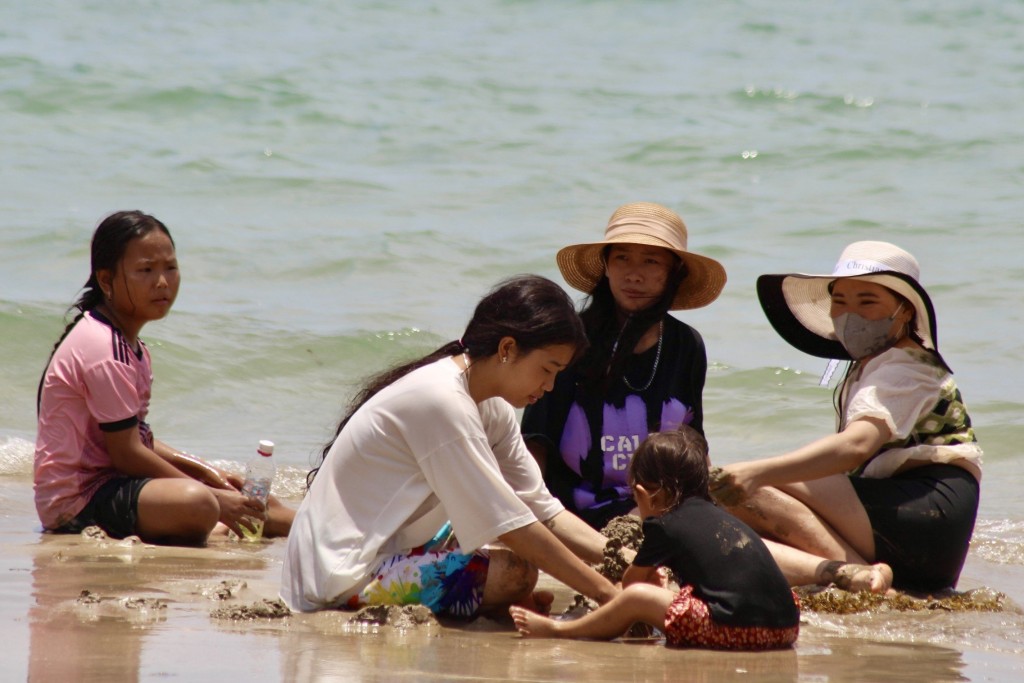 Trời nắng như đổ lửa, du khách ở Nha Trang “chen chân” tắm biển