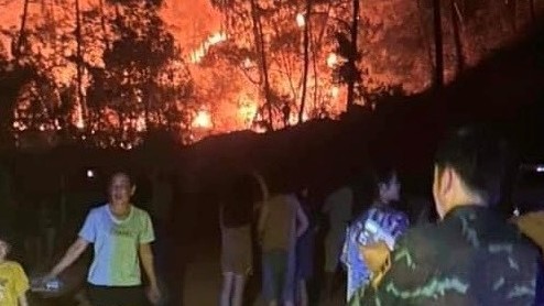 Nghệ An: Huy động gần 500 người xuyên đêm chữa cháy rừng