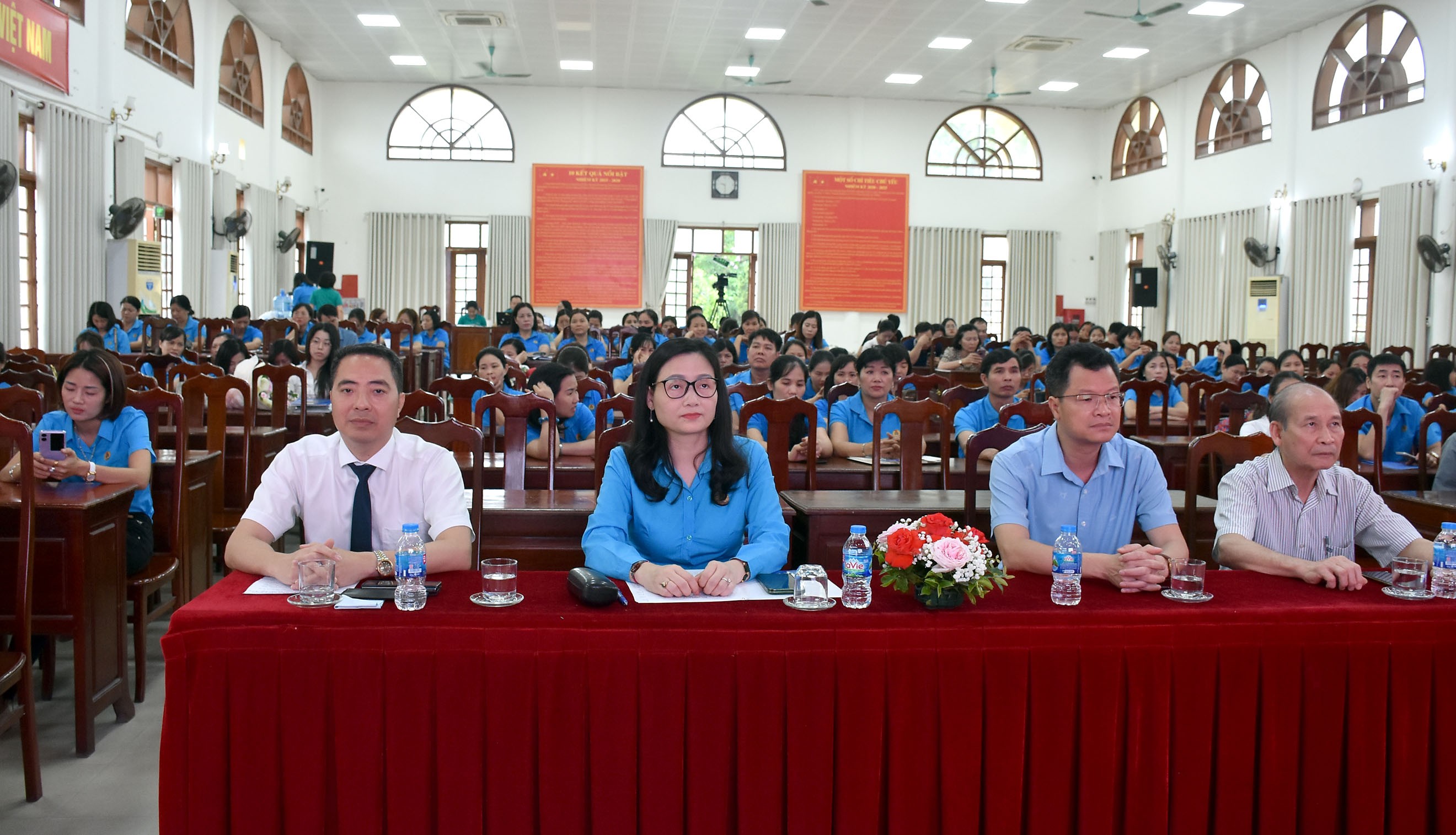 TRỰC TUYẾN HÌNH ẢNH: Sức khỏe và an toàn lao động tại nơi làm việc