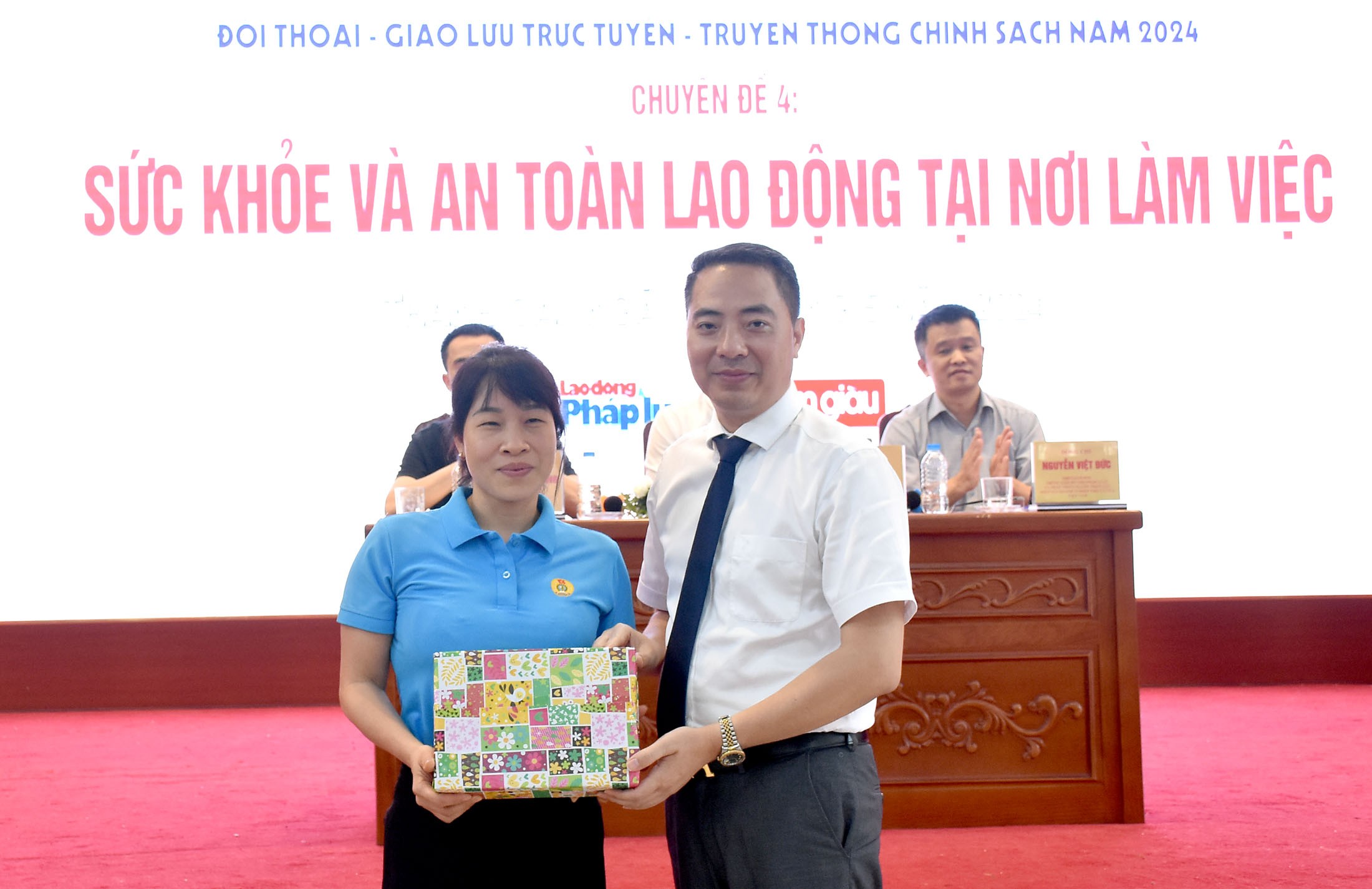 TRỰC TUYẾN HÌNH ẢNH: Sức khỏe và an toàn lao động tại nơi làm việc