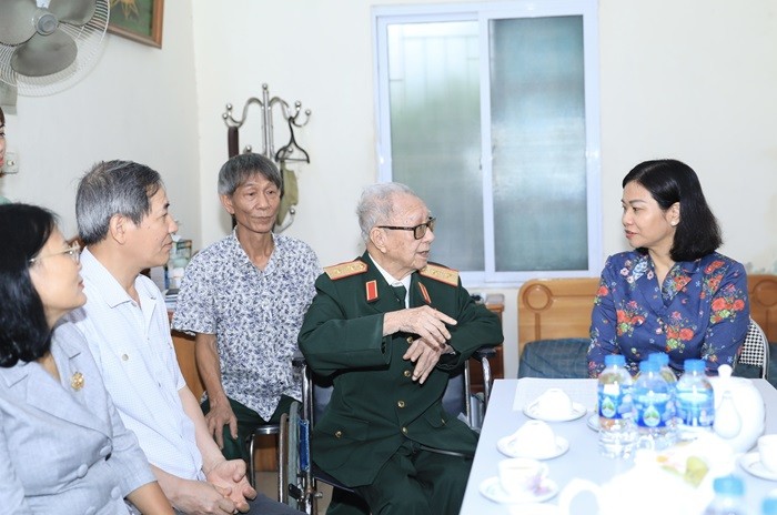 Phó Bí thư Thường trực Thành ủy Nguyễn Thị Tuyến thăm hỏi ông Trần Quang Khánh