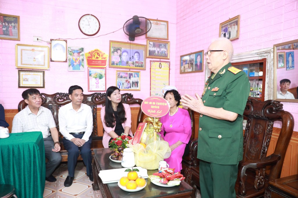 Chủ tịch Mặt trận thành phố Hà Nội thăm, tặng quà thân nhân liệt sĩ, chiến sĩ Điện Biên