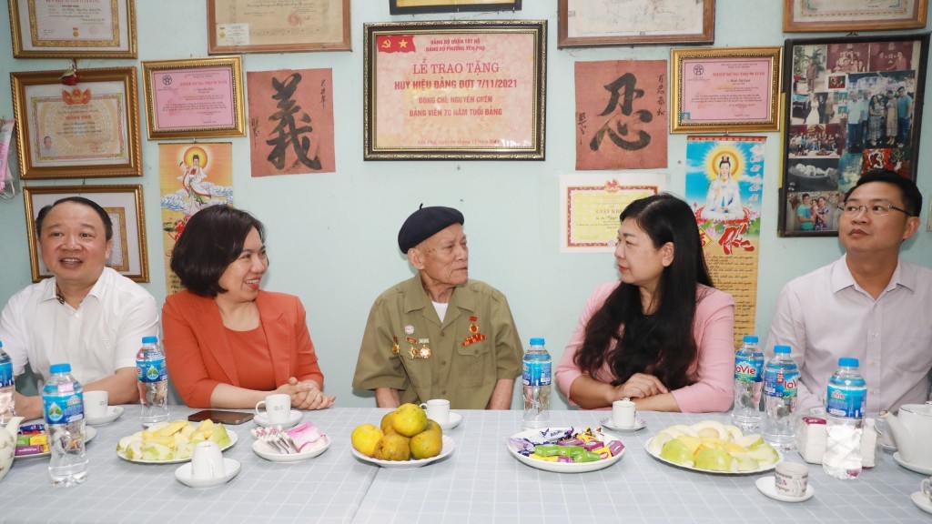 Chủ tịch Mặt trận thành phố Hà Nội thăm, tặng quà thân nhân liệt sĩ, chiến sĩ Điện Biên