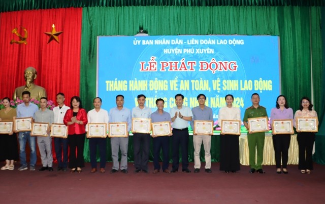 Huyện Phú Xuyên phát động Tháng hành động về ATVSLĐ và Tháng Công nhân