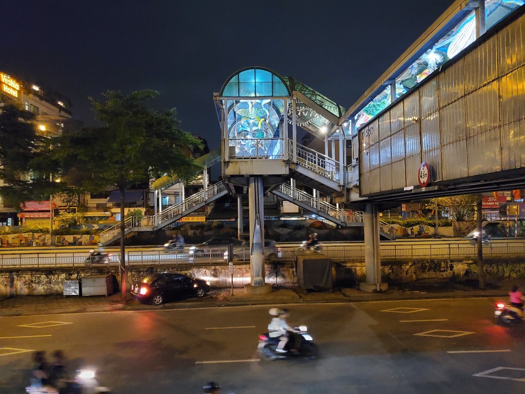 Độc đáo không gian nghệ thuật công cộng mới trên cầu đi bộ Trần Nhật Duật