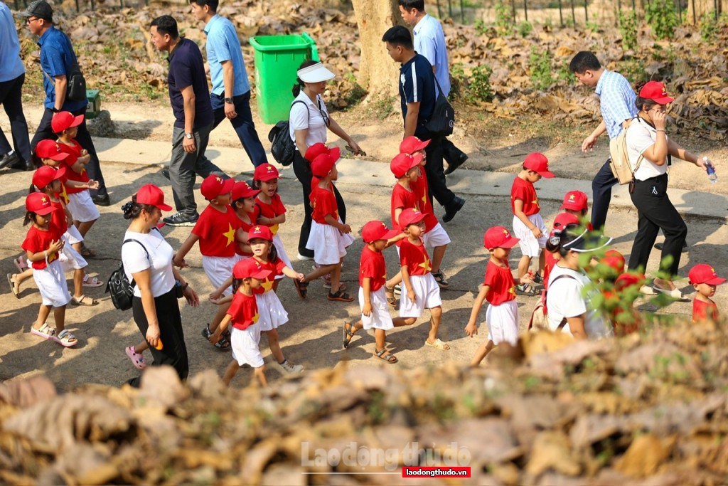 Người dân và du khách nô nức đổ về Điện Biên mừng kỷ niệm 70 năm Chiến thắng Điện Biên Phủ