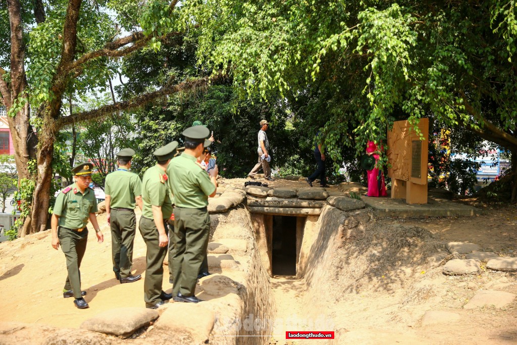 Nhiều di tích lịch sử ở Điện Biên nhộn nhịp du khách tham quan