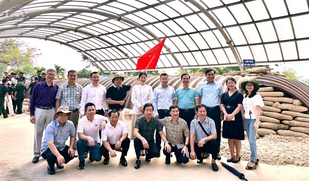 Đoàn đại biểu ngành GTVT Hà Nội thăm chiến trường Điện Biên Phủ