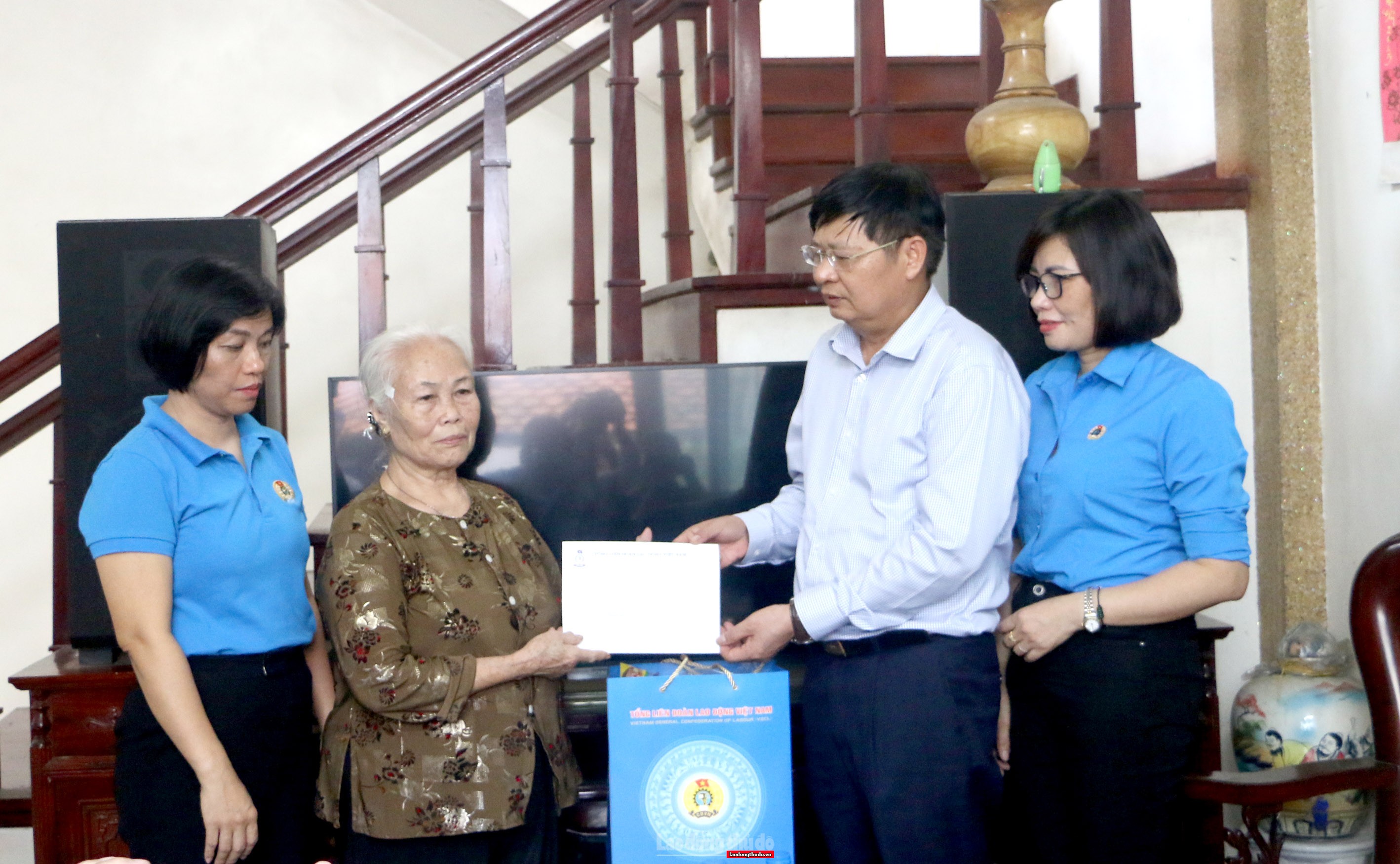 Lãnh đạo Tổng LĐLĐ Việt Nam và thành phố Hà Nội trao hỗ trợ cho công nhân bị tai nạn lao động