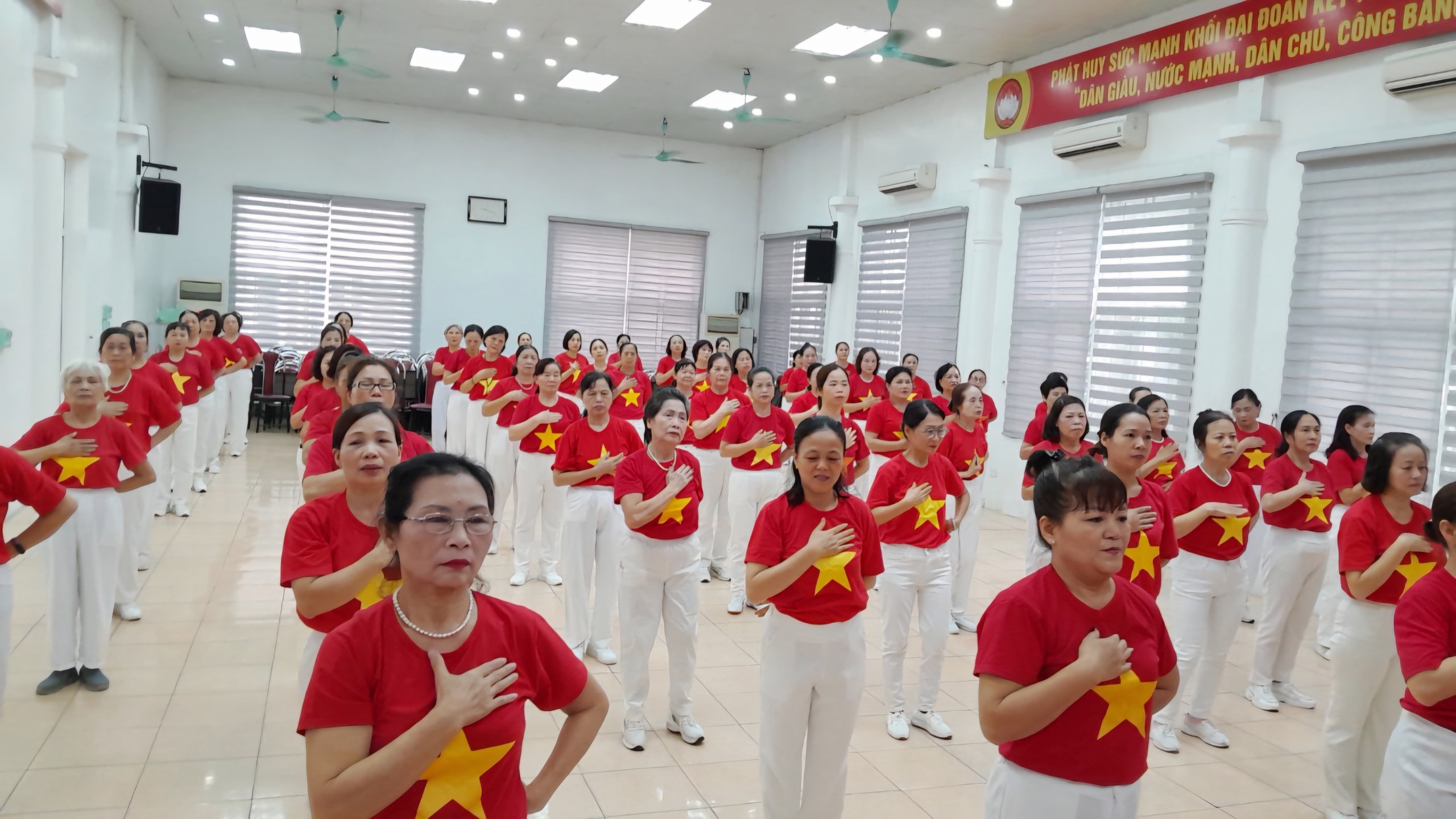 Phụ nữ Thủ đô đồng diễn dân vũ mừng 70 năm Chiến thắng Điện Biên Phủ