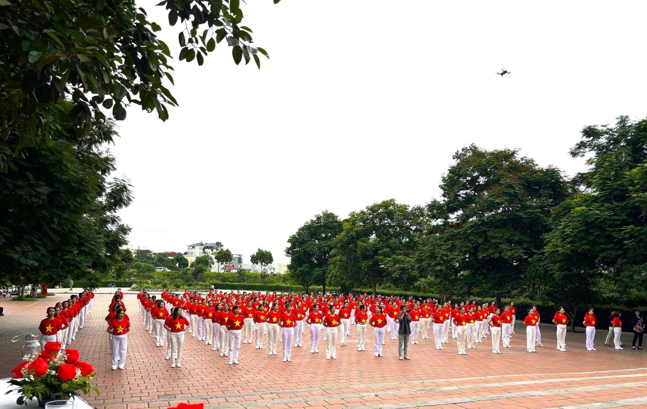 Phụ nữ Thủ đô đồng diễn dân vũ mừng 70 năm Chiến thắng Điện Biên Phủ
