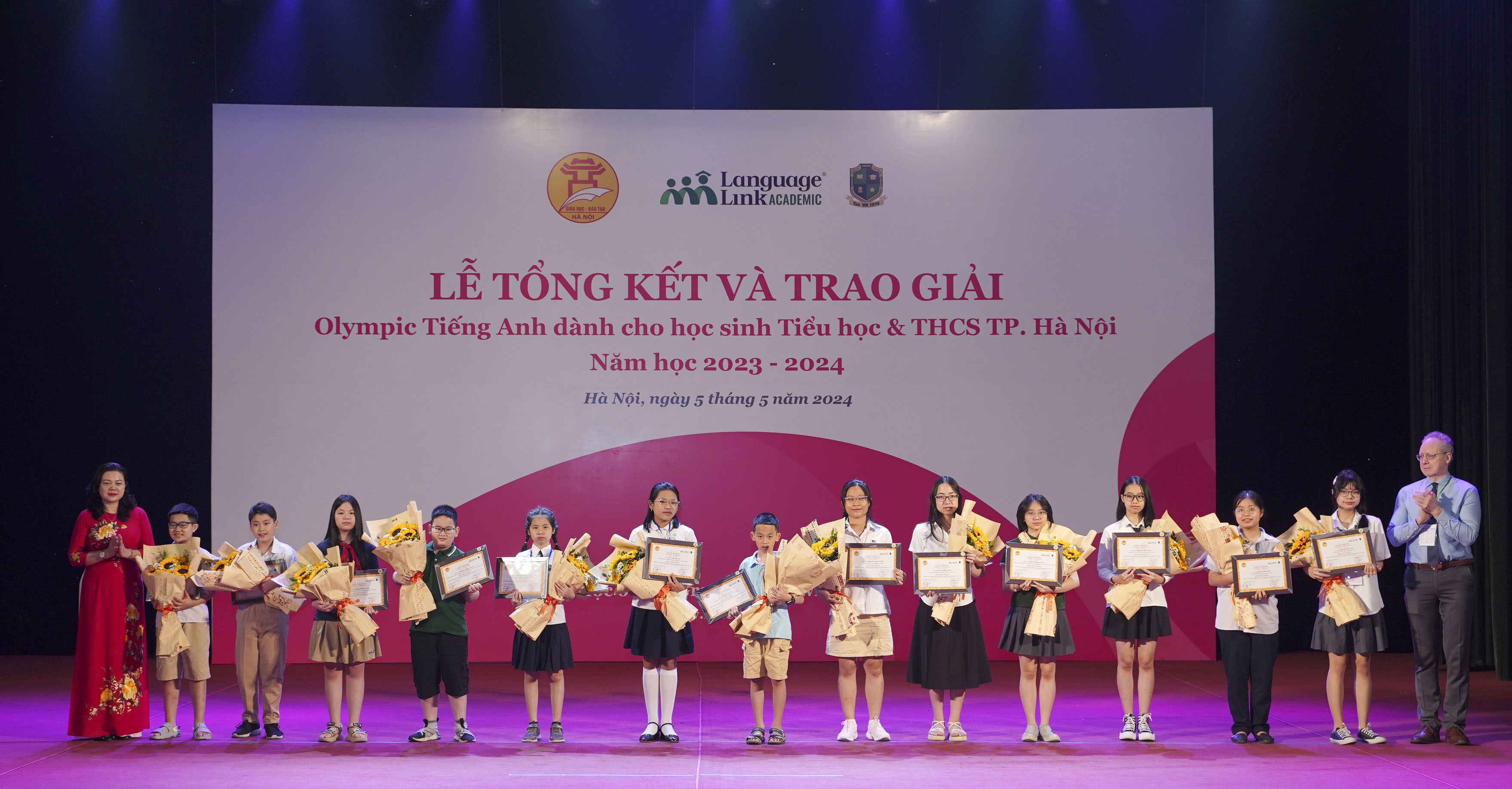 Hà Nội: Trao giải Cuộc thi Olympic tiếng Anh dành cho học sinh Tiểu học, Trung học cơ sở