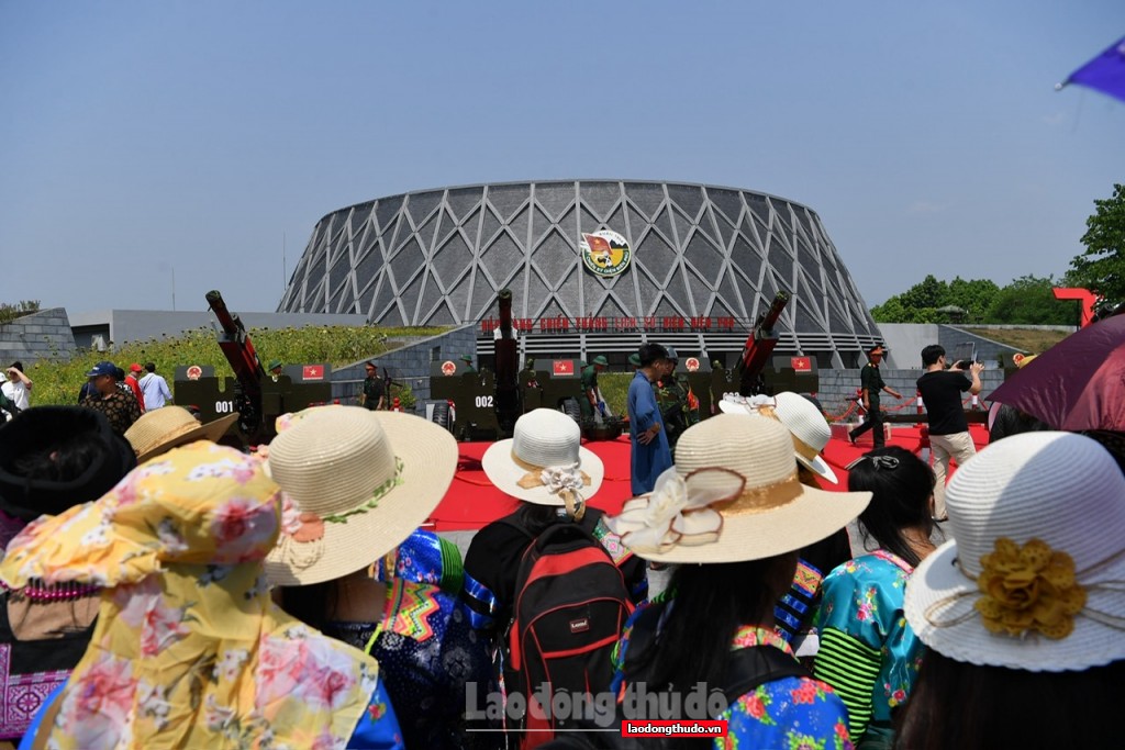 Người dân và du khách nô nức đổ về Điện Biên mừng kỷ niệm 70 năm Chiến thắng Điện Biên Phủ