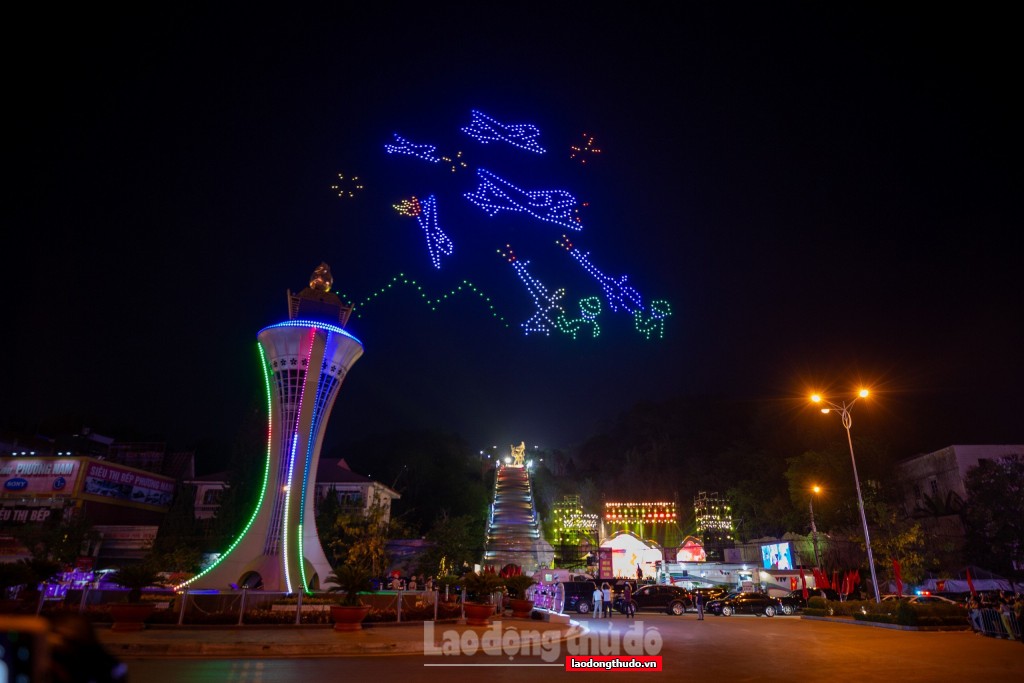 Bầu trời Điện Biên rực rỡ với màn xếp hình 700 drone