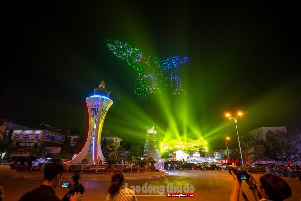 Bầu trời Điện Biên rực rỡ với màn xếp hình 700 drone