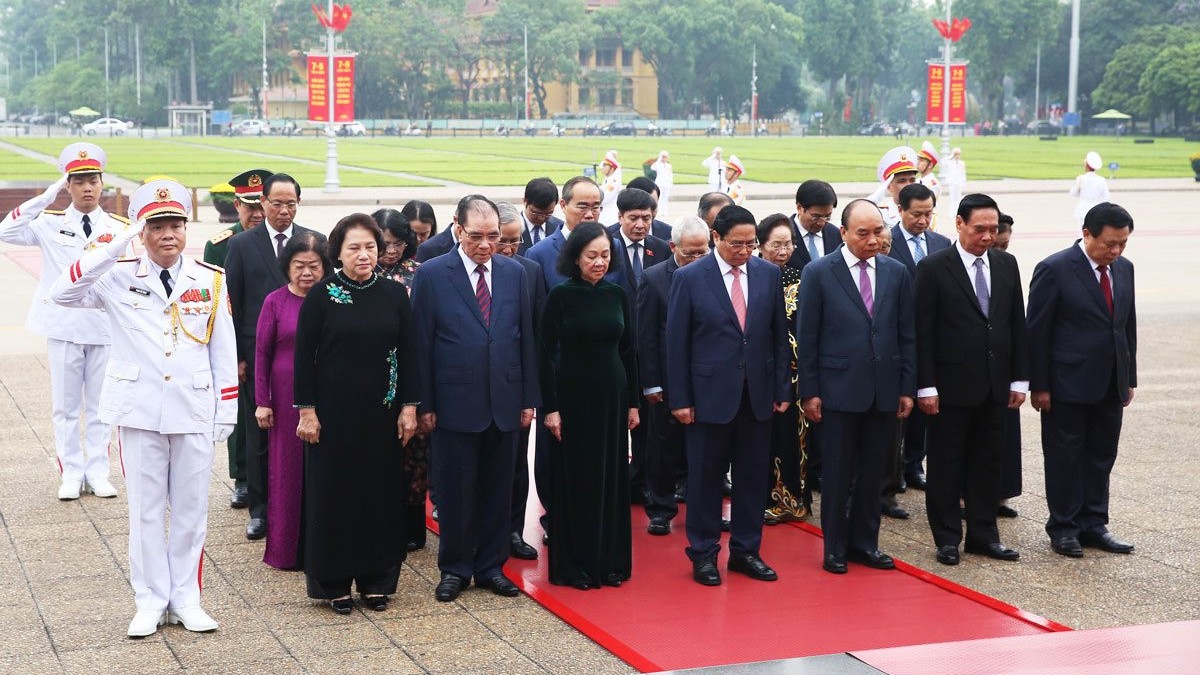 Lãnh đạo Đảng, Nhà nước và TP Hà Nội vào Lăng viếng Chủ tịch Hồ Chí Minh và tưởng niệm các Anh hùng liệt sĩ