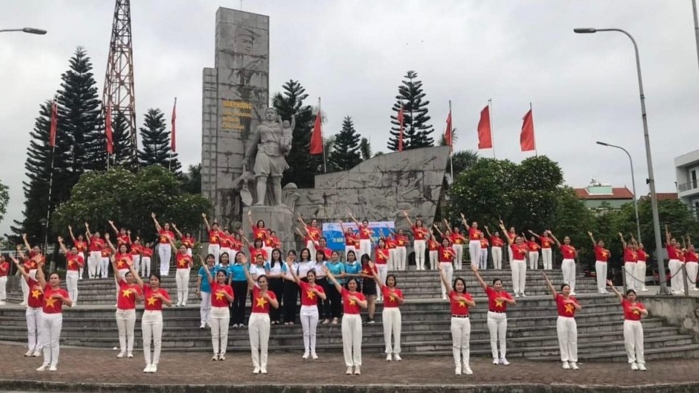 Màn đồng diễn dân vũ kỷ niệm 70 năm Chiến thắng Điện Biên Phủ của phụ nữ huyện Đan Phượng