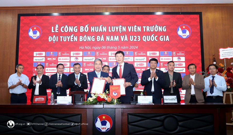HLV Kim Sang-sik chính thức dẫn dắt tuyển Việt Nam