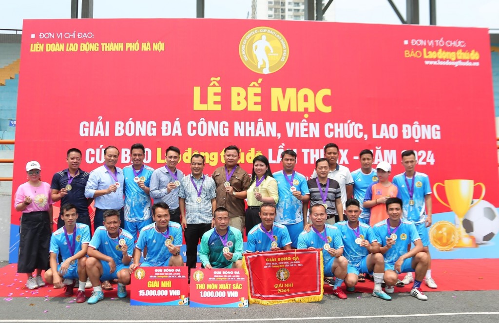 Khen thưởng đội bóng xuất sắc đoạt giải Nhì Giải bóng đá CNVCLĐ Cúp Báo Lao động Thủ đô năm 2024