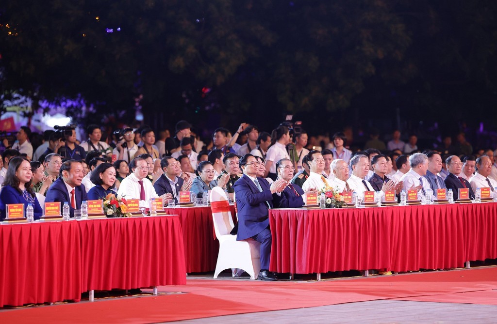 Thủ tướng Phạm Minh Chính dự Chương trình Nghệ thuật đặc biệt kỷ niệm 70 năm Chiến thắng Điện Biên Phủ