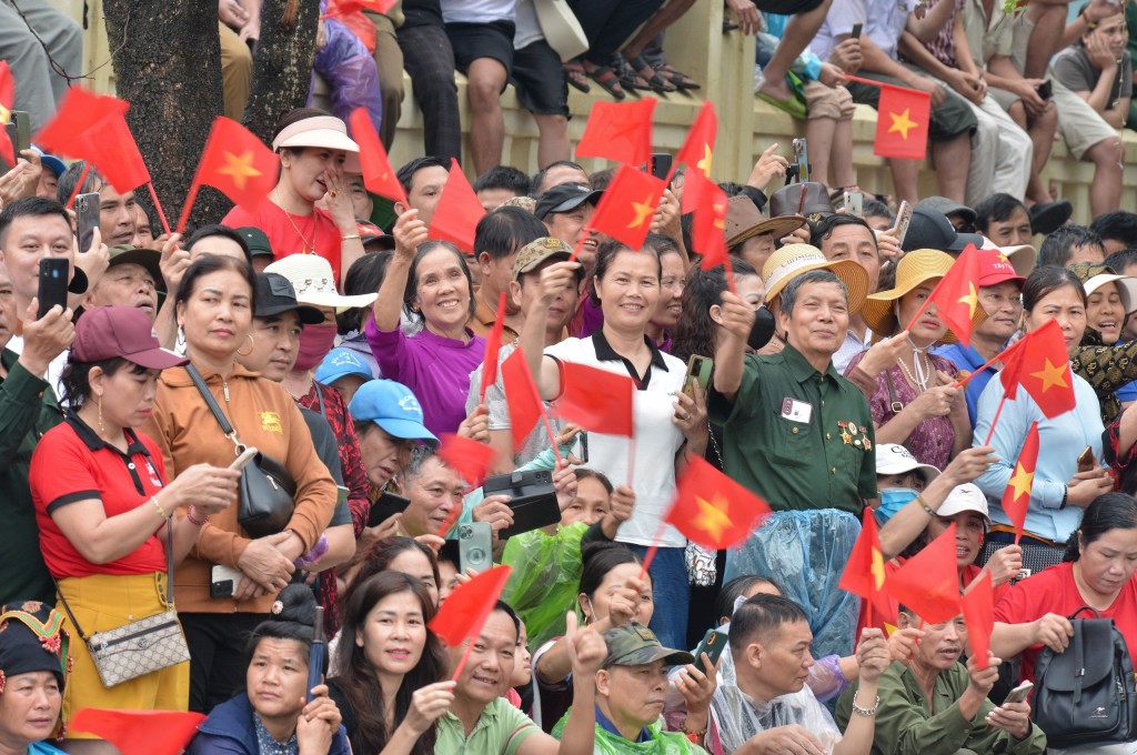 Hàng nghìn người dân xem Lễ diễu binh lớn nhất từ trước đến nay ở Điện Biên