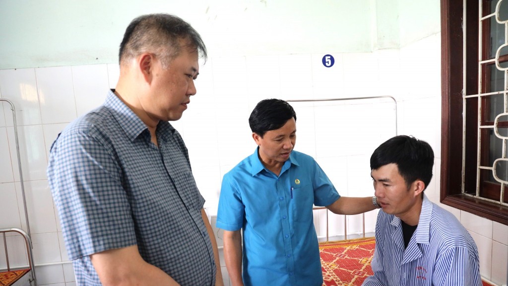 Đại diện Tổng Liên đoàn Lao động Việt Nam thăm công nhân bị tai nạn do sạt lở đất