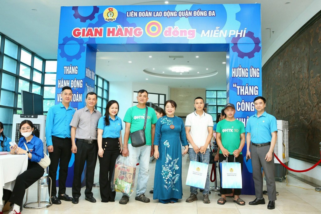 Gian hàng 0 đồng - ấm lòng người lao động khó khăn