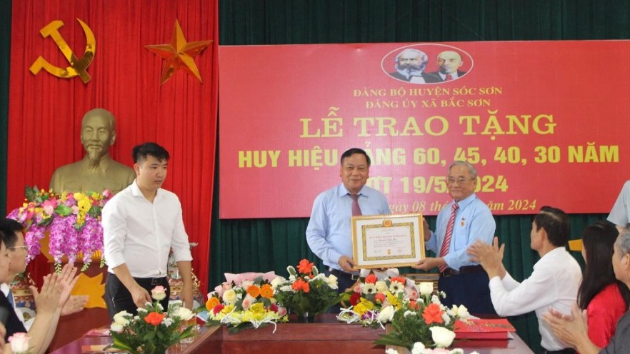 Phó Bí thư Thành ủy Hà Nội trao Huy hiệu Đảng tại huyện Sóc Sơn