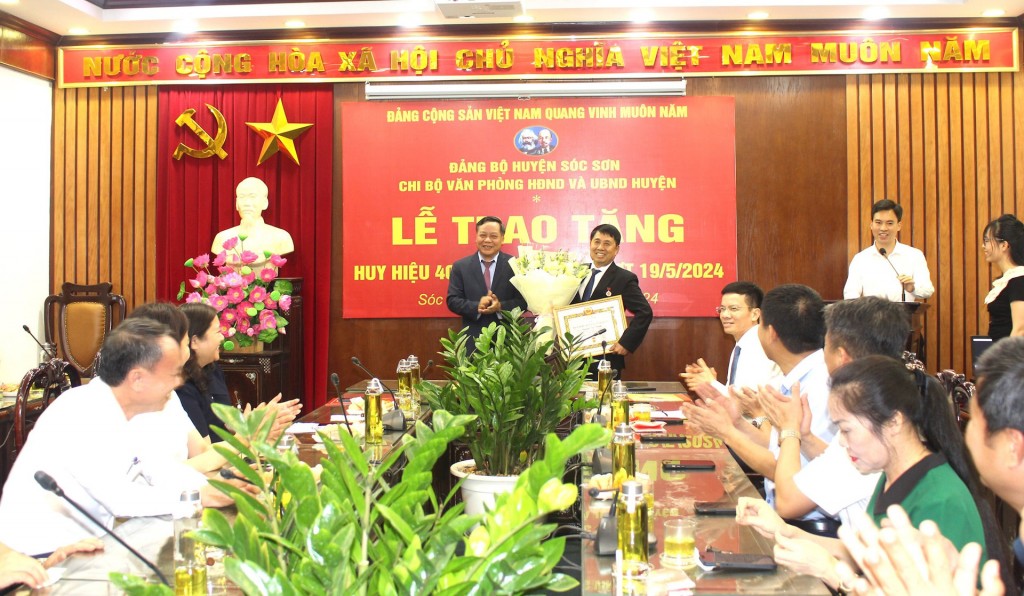 Phó Bí thư Thành ủy Hà Nội trao Huy hiệu Đảng tại huyện Sóc Sơn