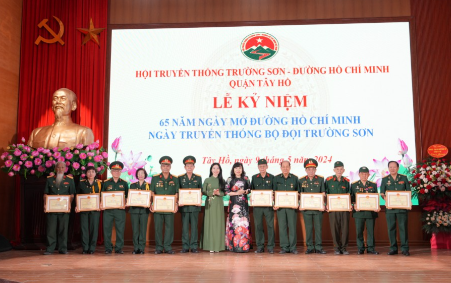 Ngay mo duong Ho Chi Minh
