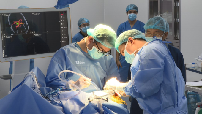 Phẫu thuật vi phẫu nền sọ thành công cho nữ bệnh nhân u màng não