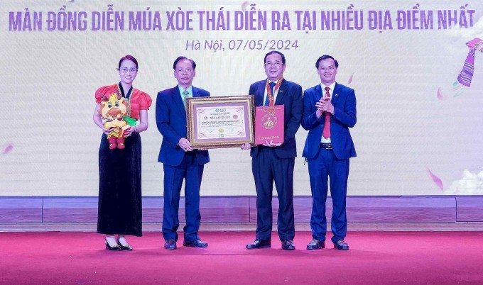 Ông Nguyễn Văn Hùng - Phó Tổng giám đốc Tập đoàn Mường Thanh nhận bằng xác lập kỷ lục.