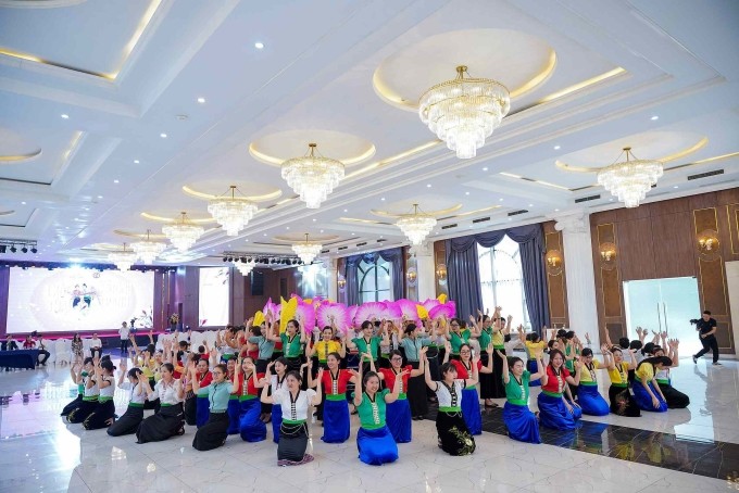 Xác lập kỷ lục Màn đồng diễn múa Xòe Thái tại nhiều địa điểm nhất