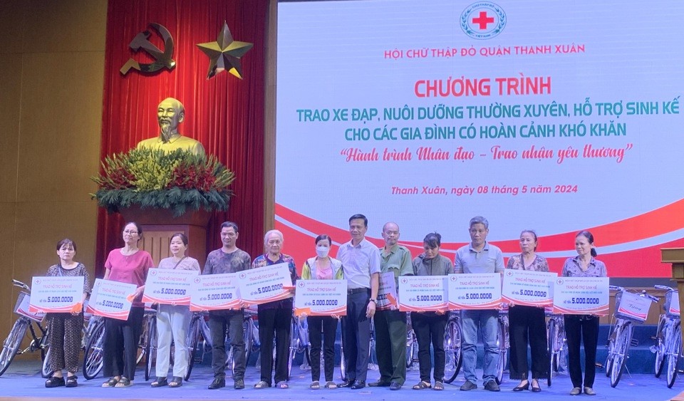 Quận Thanh Xuân: Hỗ trợ sinh kế cho người khó khăn, tặng xe đạp cho học sinh nghèo