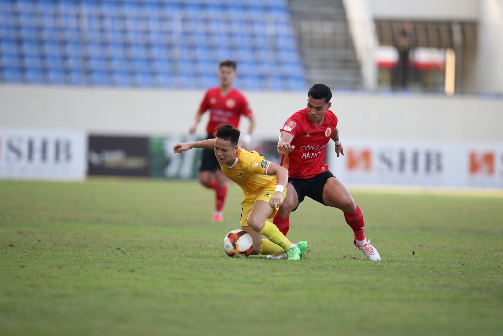 Vũ Văn Thanh bị đình chỉ thi đấu 3 trận vì có hành vi không đúng mực với trọng tài