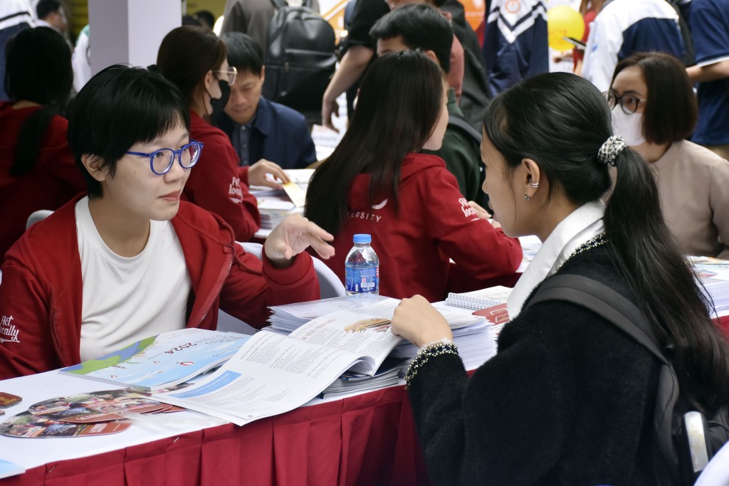 Học sinh tham dự Ngày hội tư vấn tuyển sinh - hướng nghiệp năm 2024 được tổ chức tại Đại học Bách khoa Hà Nội
