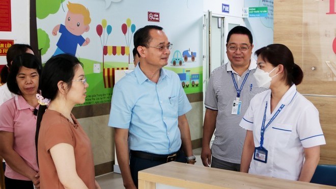 Công đoàn ngành Y tế Hà Nội thăm, tặng quà nhân viên y tế có hoàn cảnh khó khăn