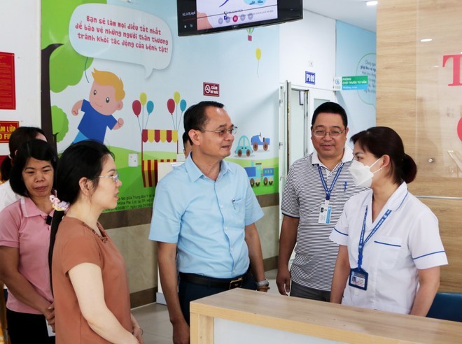 Công đoàn ngành Y tế Hà Nội thăm, tặng quà nhân viên y tế có hoàn cảnh khó khăn