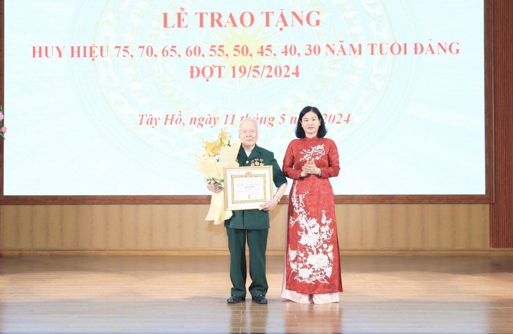 Phó Bí thư Thường trực Thành ủy Hà Nội trao tặng Huy hiệu Đảng tại quận Tây Hồ