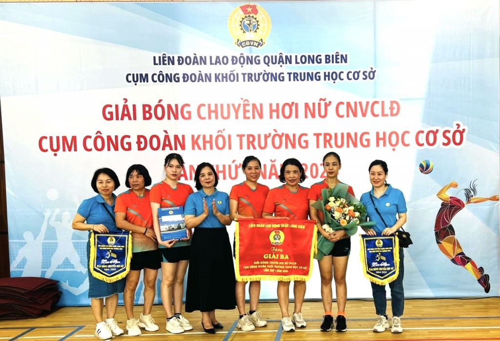 Sôi nổi Giải bóng chuyền hơi nữ Cụm Công đoàn khối trường THCS quận Long Biên