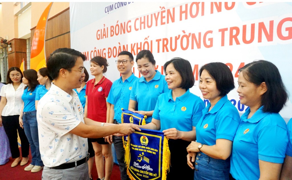 Sôi nổi Giải bóng chuyền hơi nữ Cụm Công đoàn khối trường THCS quận Long Biên