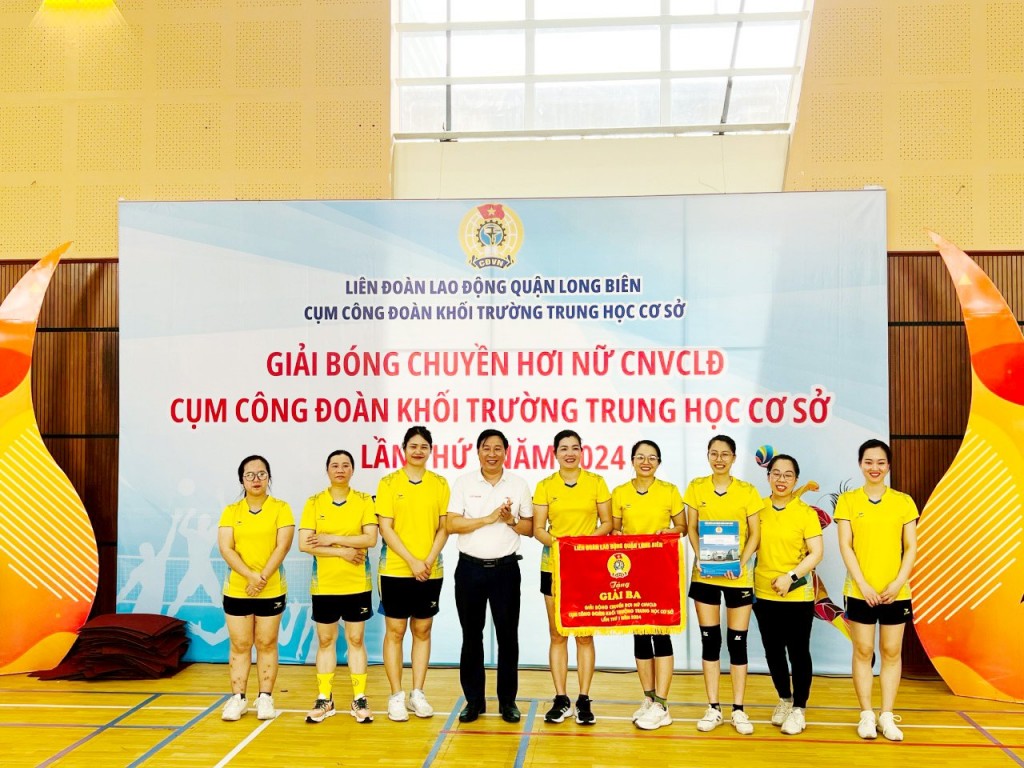 Sôi nổi Giải bóng chuyền hơi nữ Cụm Công đoàn khối trường THCS quận Long Biên năm 2024