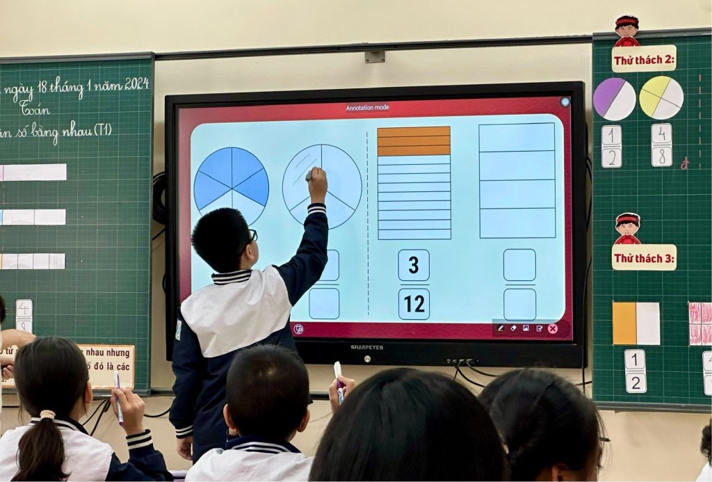 Học sinh Ba Đình trong tiết học có màn hình tương tác thông minh