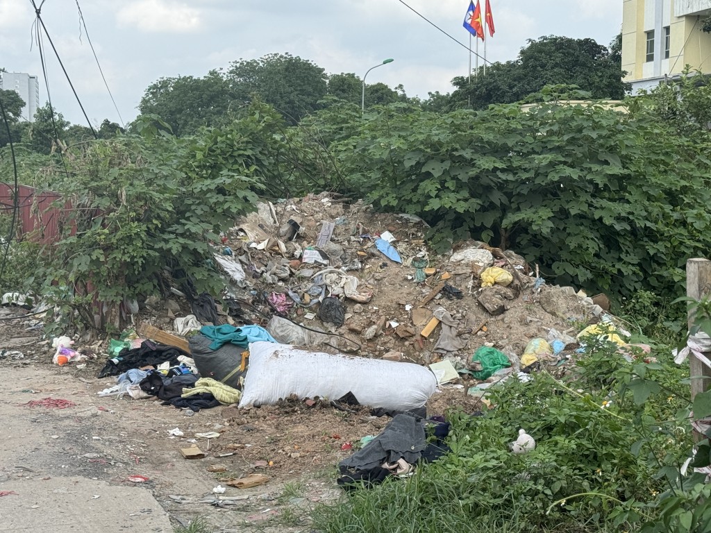Quận Hoàng Mai: Người dân khổ sở vì ngõ nhỏ biến thành nơi tập kết rác