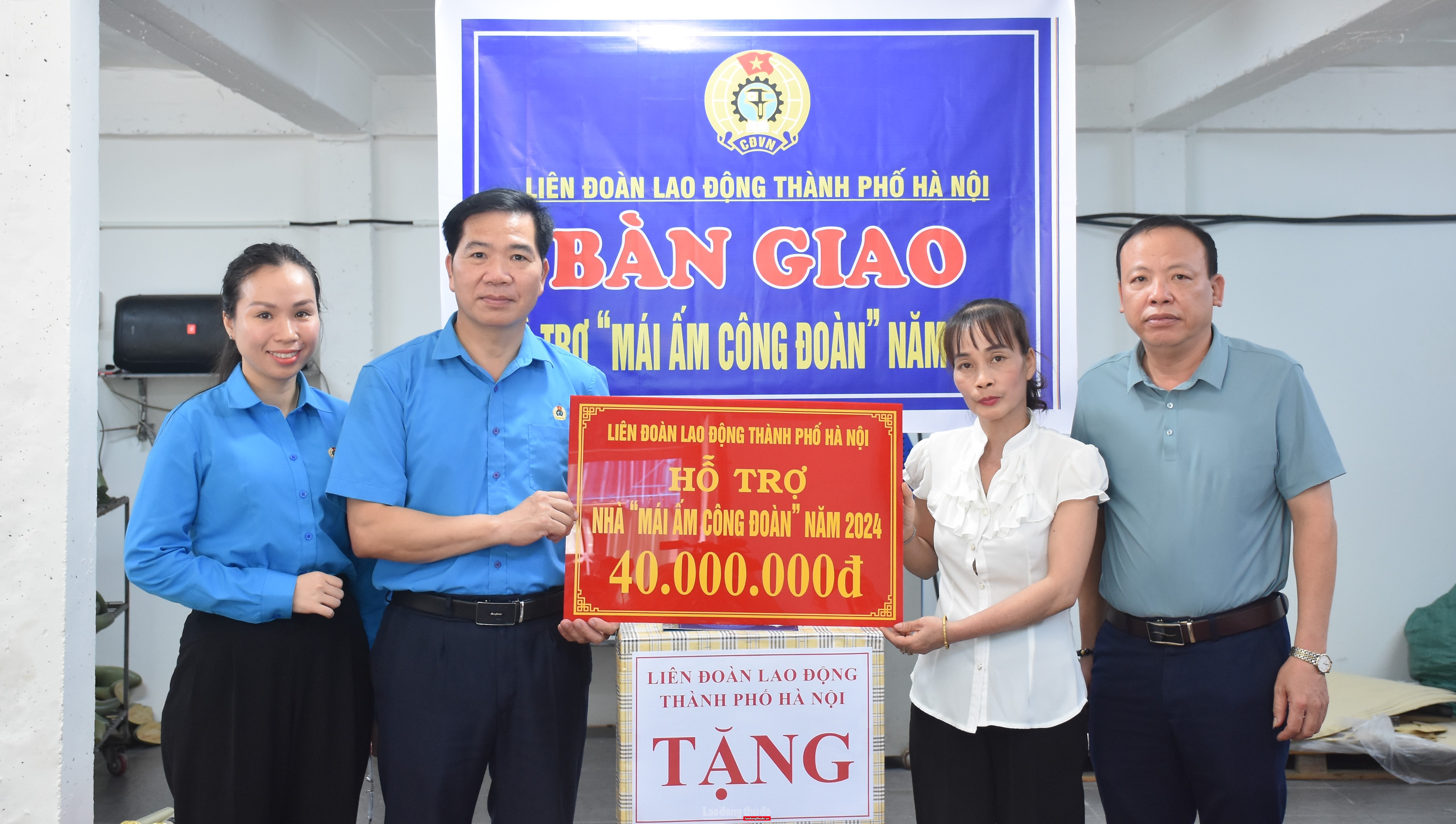 Trao hỗ trợ “Mái ấm Công đoàn” cho đoàn viên huyện Phú Xuyên