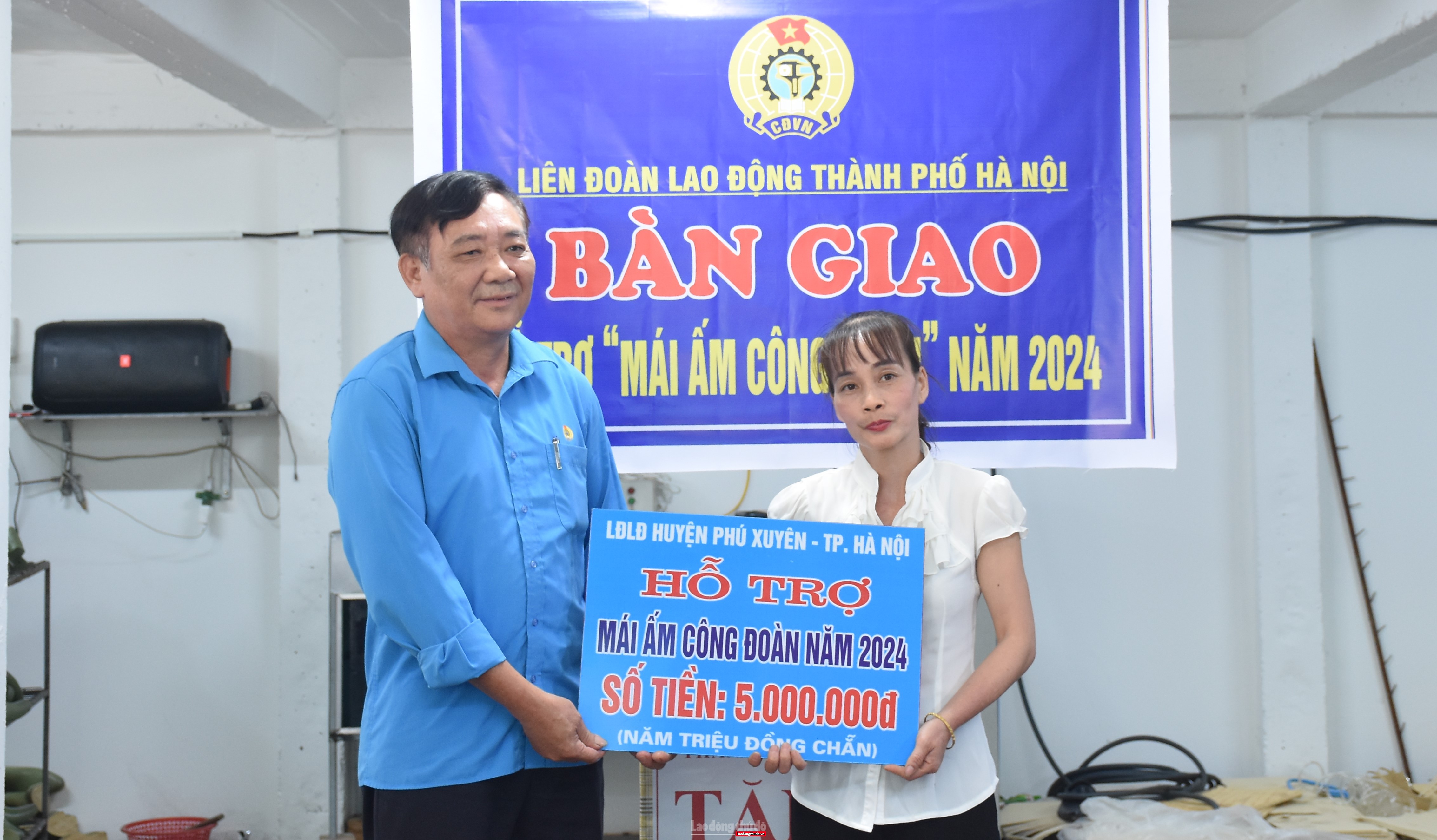 Trao hỗ trợ “Mái ấm Công đoàn” cho đoàn viên huyện Phú Xuyên