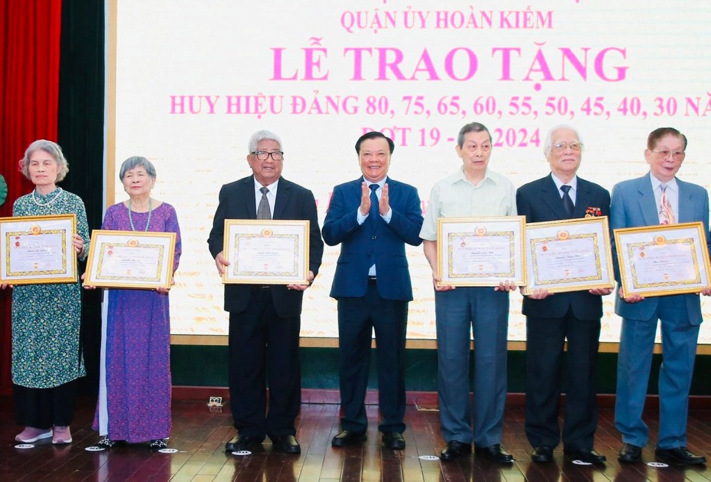 Bí thư Thành ủy Hà Nội trao Huy hiệu Đảng tại quận Hoàn Kiếm